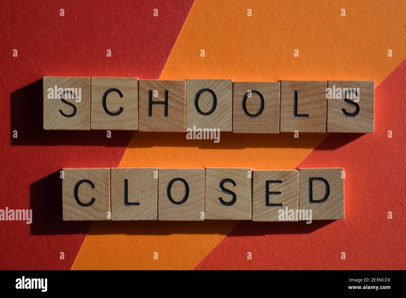 Écoles fermées, mots en lettres de l'alphabet de bois. Stratégie de lutte contre la propagation du coronavirus en Angleterre pendant la pandémie. Banque D'Images