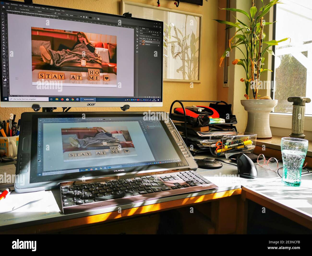 Brilon, Rhénanie-du-Nord Westphalie/Allemagne-25 mars 2020: Lieu de travail à domicile. Une tablette graphique de la marque Huion et un 2ème écran avec le programme A. Banque D'Images