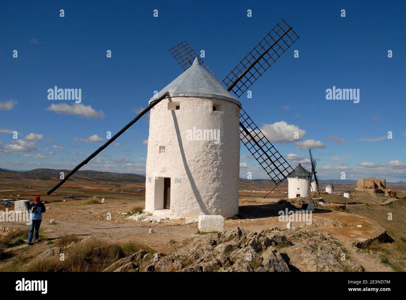 Femme explorant les moulins à vent de Consuegra, province de Tolède, Castilla-la Mancha, Espagne Banque D'Images