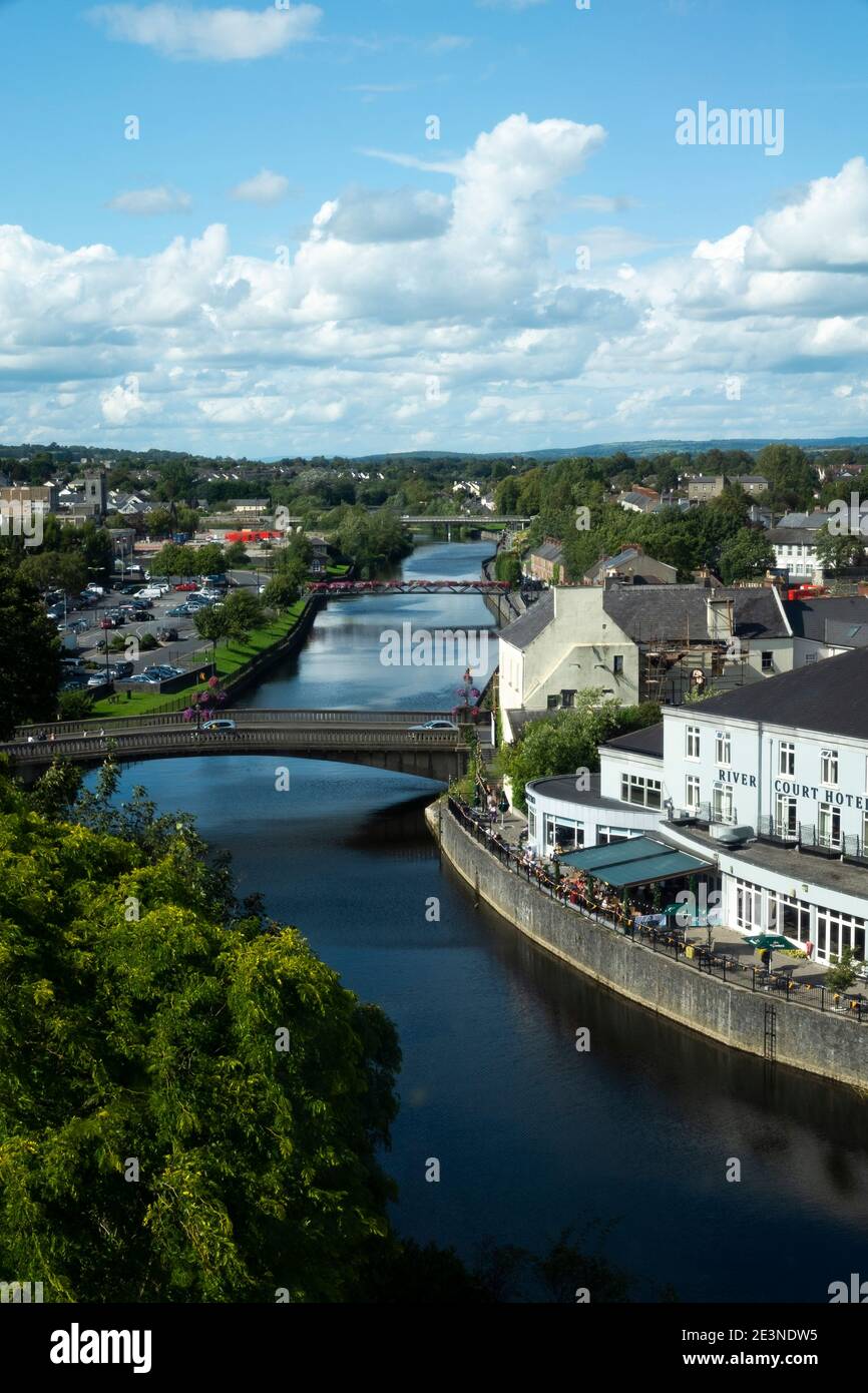 Vue aérienne du paysage urbain de Kilkenny Ireland et des ponts au-dessus de l' La rivière Nore par une belle journée ensoleillée Banque D'Images