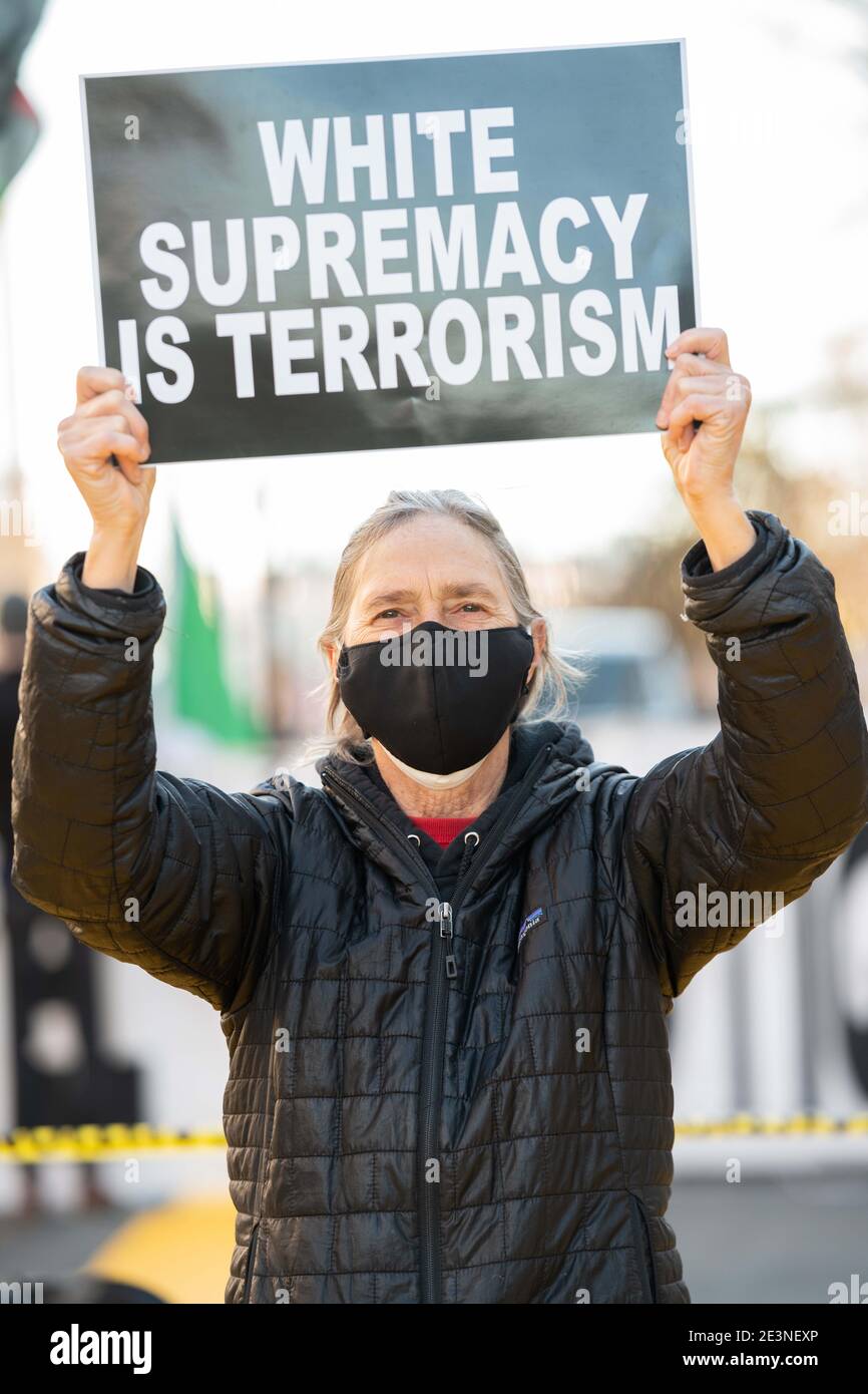 19 janvier 2021, Washington DC, Washington DC, Etats-Unis: Une femme proteste à BLM Plaza (Credit image: © Tyler Tomasello/ZUMA Wire) Banque D'Images