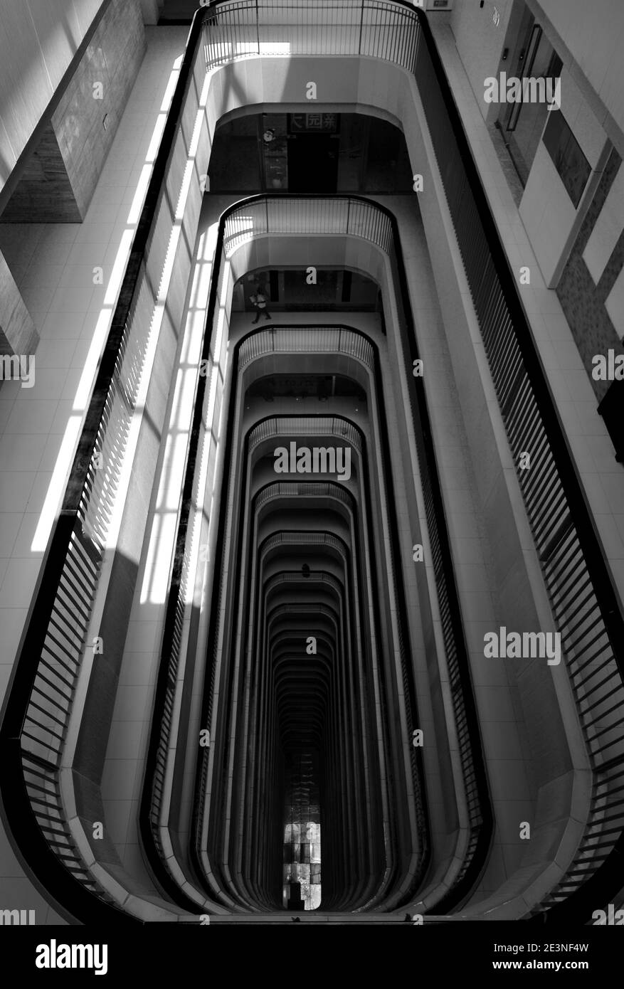 Immeuble de bureaux ultra moderne à Shenzhen, en Chine. Les conceptions symétriques abstraites font pour un bâtiment intéressant bien que presque vide d'affaires. Banque D'Images