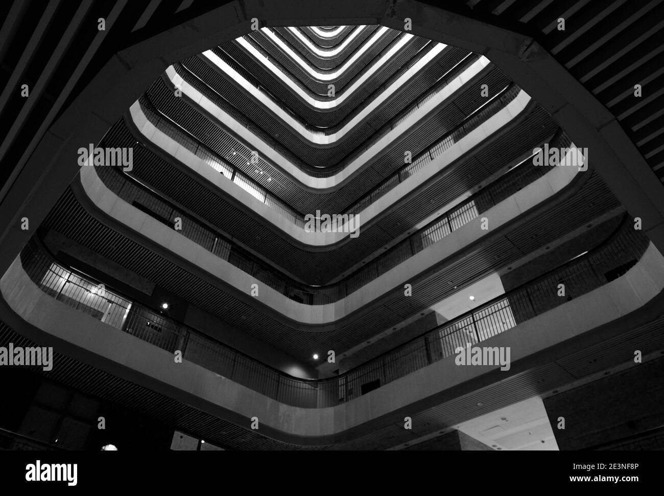 Immeuble de bureaux ultra moderne à Shenzhen, en Chine. Les conceptions symétriques abstraites font pour un bâtiment intéressant bien que presque vide d'affaires. Banque D'Images