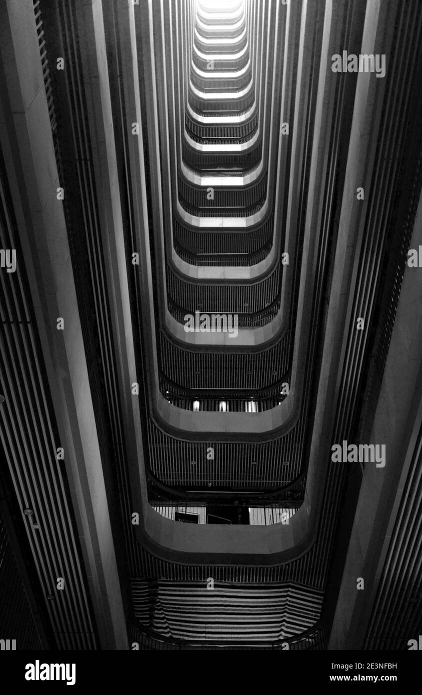 Immeuble de bureaux ultra moderne à Shenzhen, en Chine. Les conceptions symétriques abstraites font pour un bâtiment intéressant bien que presque vide d'affaires. Banque D'Images