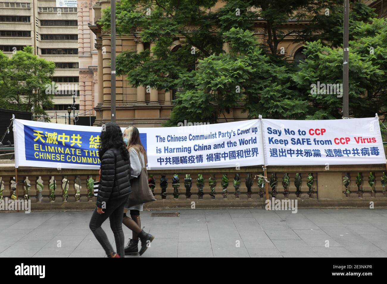 Sydney, Australie. 20 janvier 2021. Bannière contre le Parti communiste chinois (PCC) devant la mairie de Sydney. Credit: Richard Milnes/Alamy Live News Banque D'Images
