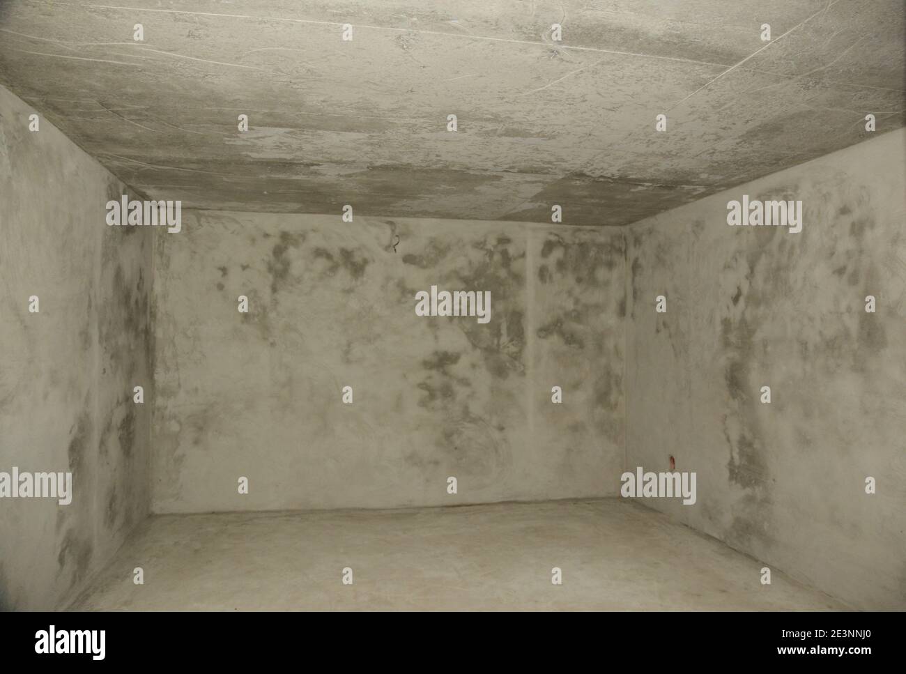 Vue sur un sous-sol souterrain, une cave, un abri résistant aux bombardements ou un abri aux retombées nucléaires en béton vide. Banque D'Images