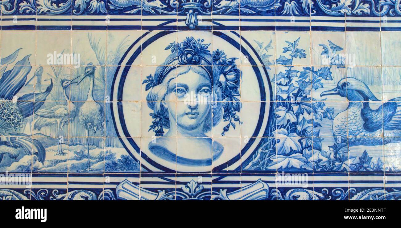 Azulejos décorant des murs dans le jardin du Palais Estoi, Estoi, Loule, Faro district, Algarve, Portugal Banque D'Images