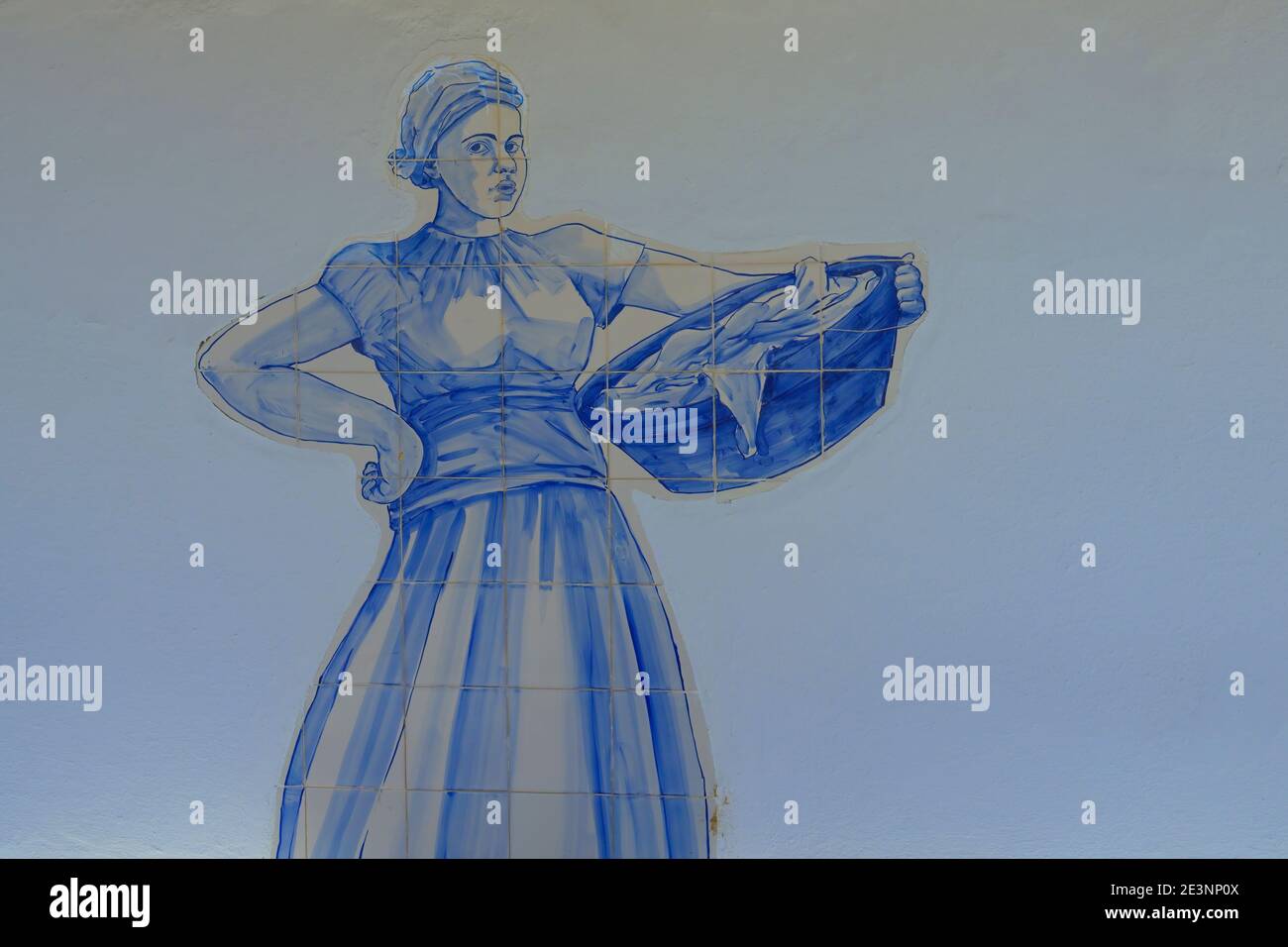 Azulejos représentant une washerwoman dans une ancienne maison de lavage publique, Estoi Palace, Estoi, Loule, Faro district, Algarve, Portugal Banque D'Images