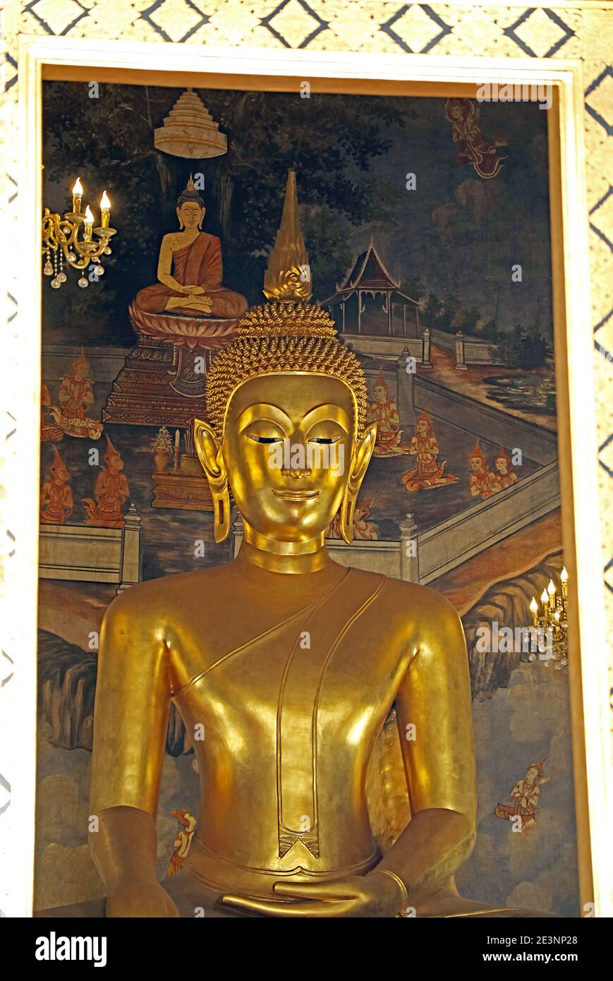 Magnifique statue de Bouddha d'or avec une superbe fresque murale en toile de fond, vue par l'entrée du Hall ordinaire, Temple Wat Ratchanatdaram, Bangkok Banque D'Images