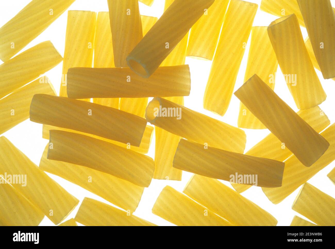 Pâtes Rigatoni sèches non cuites sur fond blanc Banque D'Images