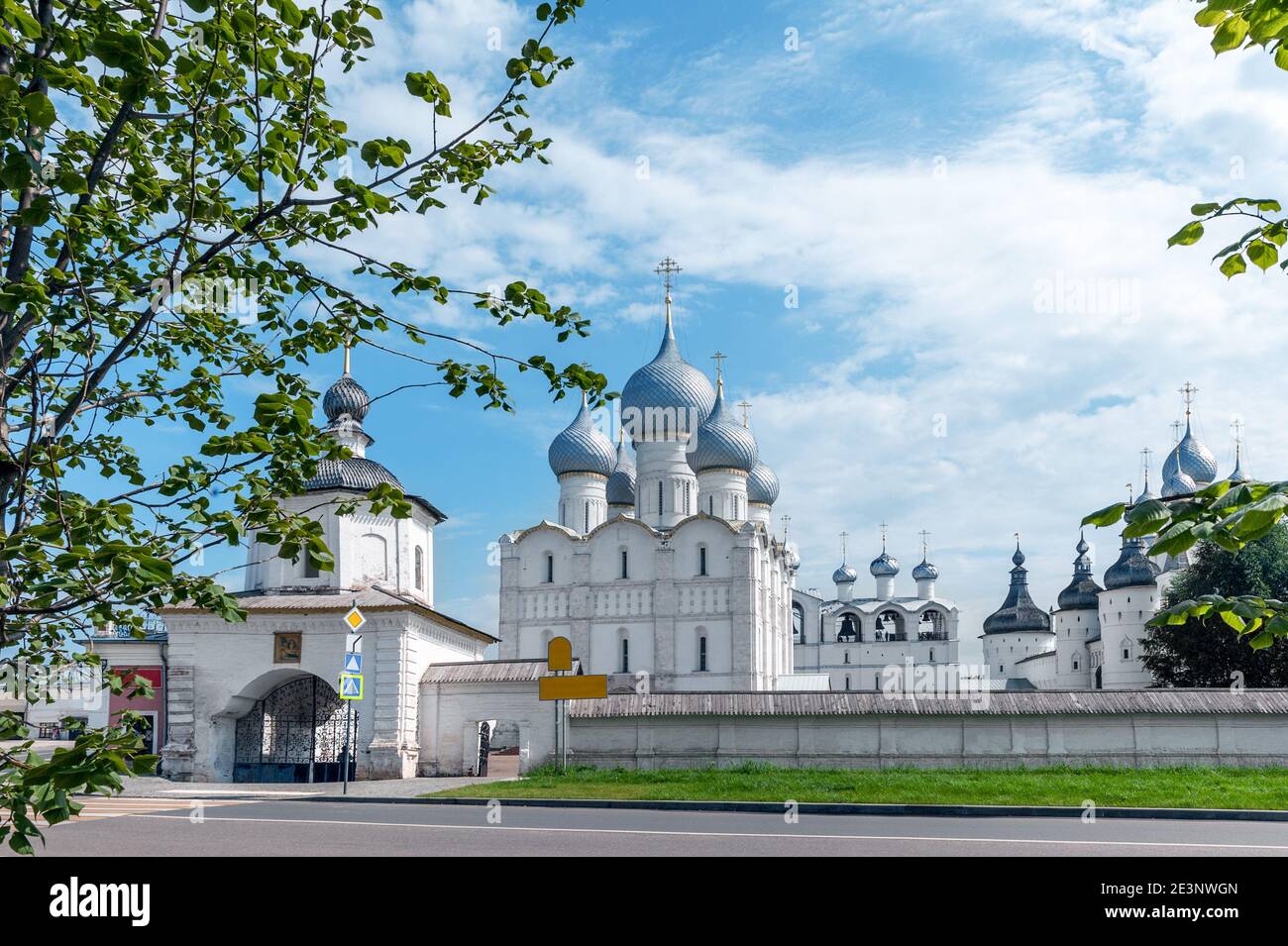 Kremlin de Rostov le Grand. L’anneau d’or de la Russie. Le mur du Kremlin de l'ancien Kremlin de Rostov. La cathédrale de l'Assomption. Vue depuis le Banque D'Images