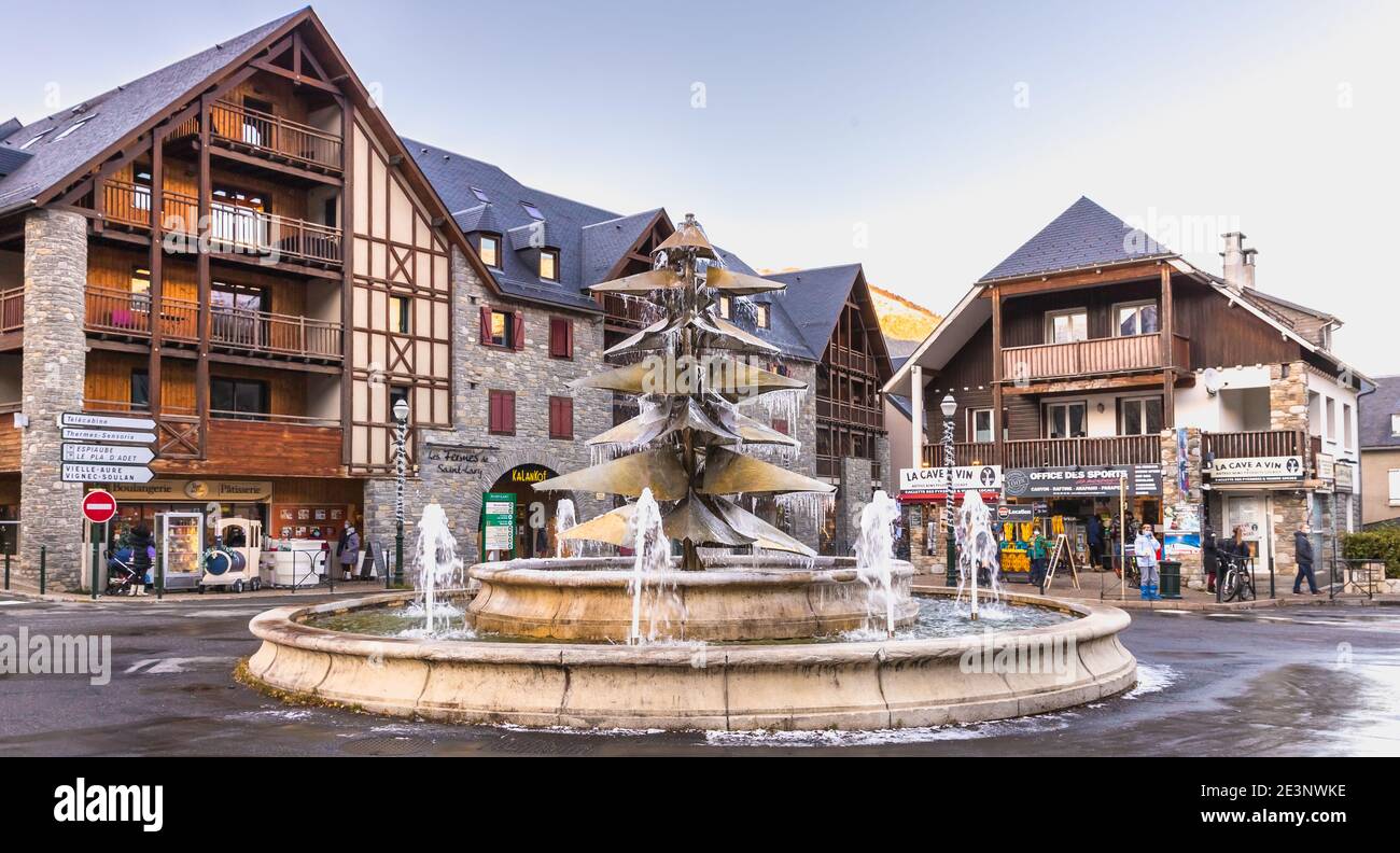 Saint Lary Soulan, France - 26 décembre 2020 : fontaine du centre-ville gelée par le froid le jour d'hiver Banque D'Images