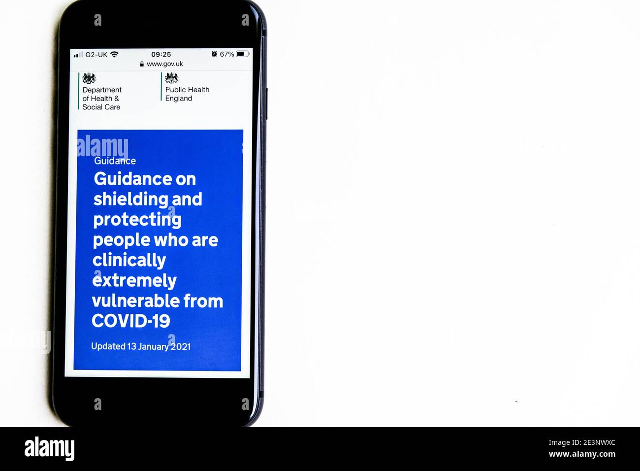 Londres, Royaume-Uni, janvier 19 2021, Mobile Phone Screenshot of NHS Guidance Shielding cliniquement vulnérables personnes de Covid-19 Banque D'Images
