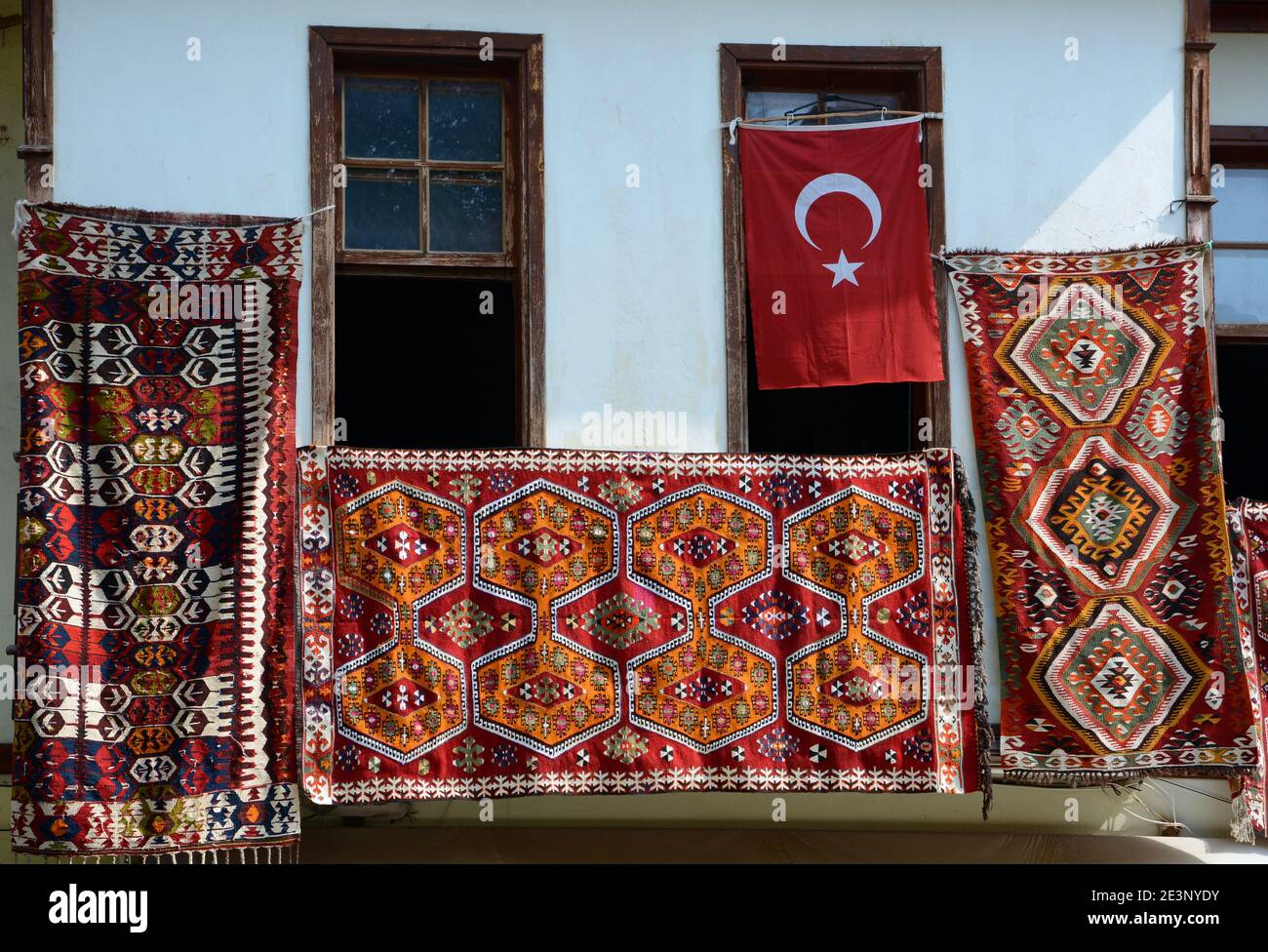 Des tapis et un drapeau turc sont suspendus à l'extérieur d'une maison à Antalya Turquie. Banque D'Images