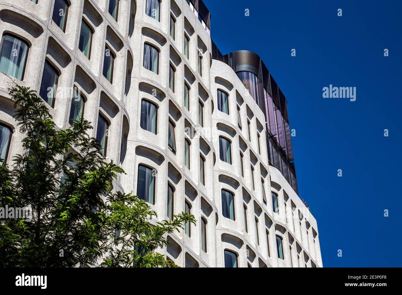 Extérieur de style brutaliste le Standard Hotel, ancien Camden Town Hall Annex à Kings Cross, Londres, Royaume-Uni Banque D'Images