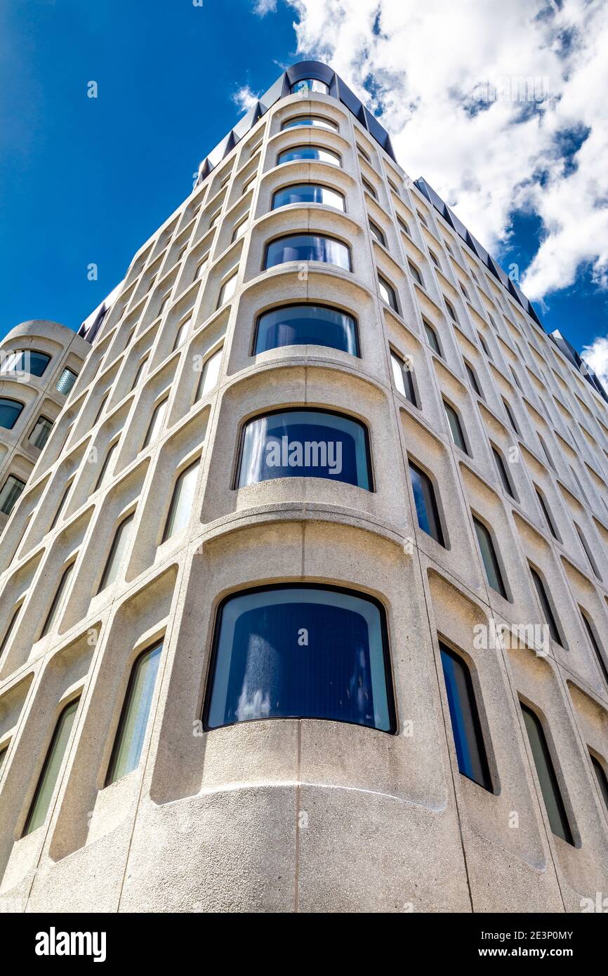 Extérieur de style brutaliste le Standard Hotel, ancien Camden Town Hall Annex à Kings Cross, Londres, Royaume-Uni Banque D'Images
