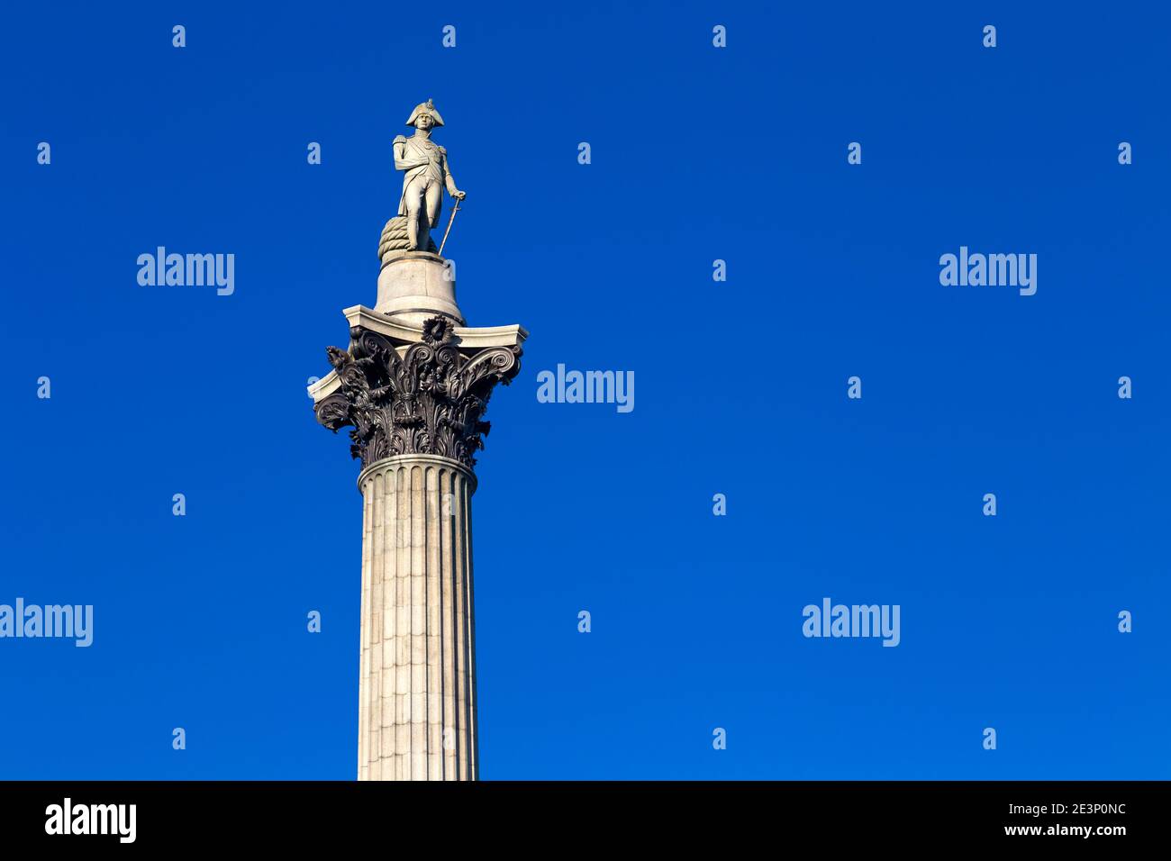 Statue de l'amiral Horatio Nelson au sommet de la colonne Nelson à Trafalgar Square, Londres, Royaume-Uni Banque D'Images