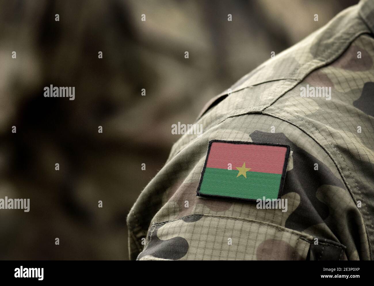 Drapeau du Burkina Faso sur l'uniforme militaire. Armée, troupes, soldats, Afrique, (collage). Banque D'Images