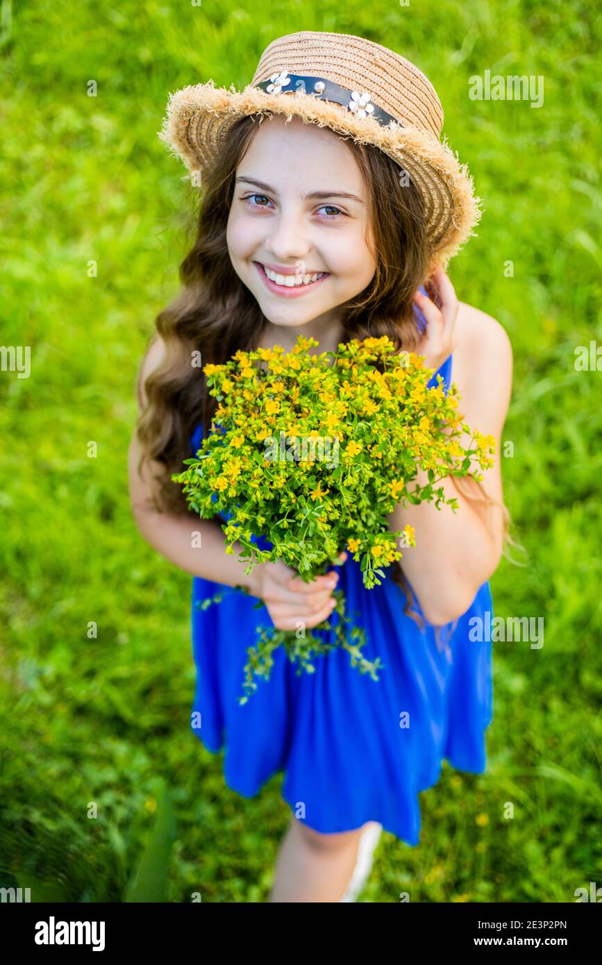 Il Appelle A La Celebration Bonne Fille Tient Fleurs Paysage Naturel Celebration D Anniversaire Cadeau D Anniversaire Boutique De Fleurs Vacances D Ete Arrangements Floraux Pour Les Occasions Speciales Photo Stock Alamy