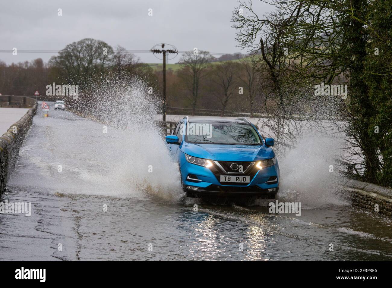 Skipton, North Yorkshire, Royaume-Uni. 20 janvier 2021. Météo Royaume-Uni. Des voitures traversent la plaine inondable de la vallée de l'aire alors que Christoph frappe le Royaume-Uni. Crédit - Tom Holmes / Alamy Live News Banque D'Images