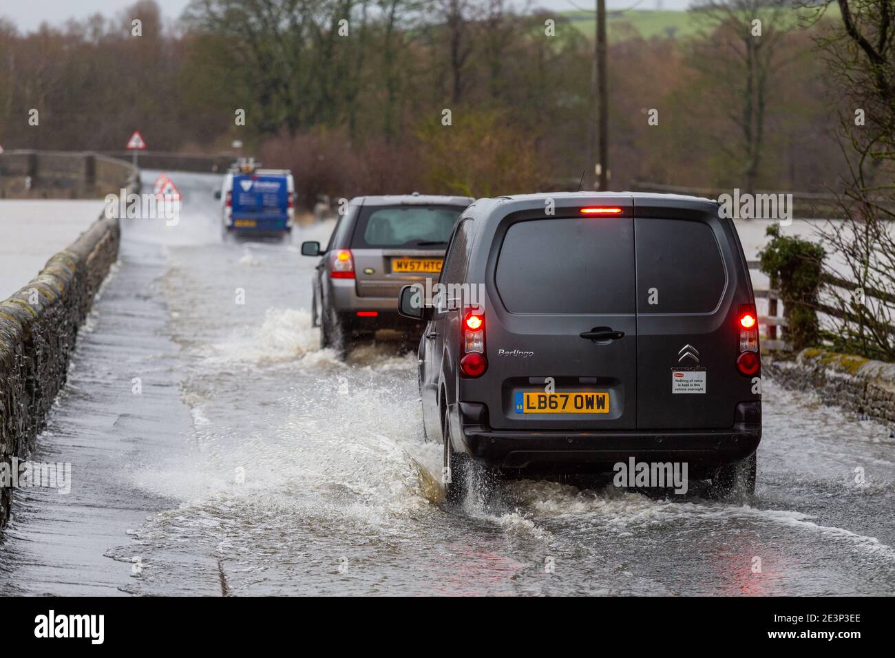 Skipton, North Yorkshire, Royaume-Uni. 20 janvier 2021. Météo Royaume-Uni. Des voitures traversent la plaine inondable de la vallée de l'aire alors que Christoph frappe le Royaume-Uni. Crédit - Tom Holmes / Alamy Live News Banque D'Images