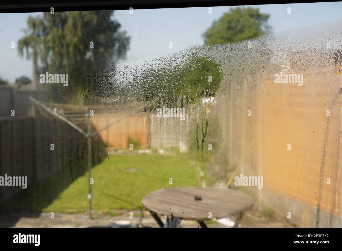Phénomène indésirable de condensation d'eau sur la fenêtre Banque D'Images