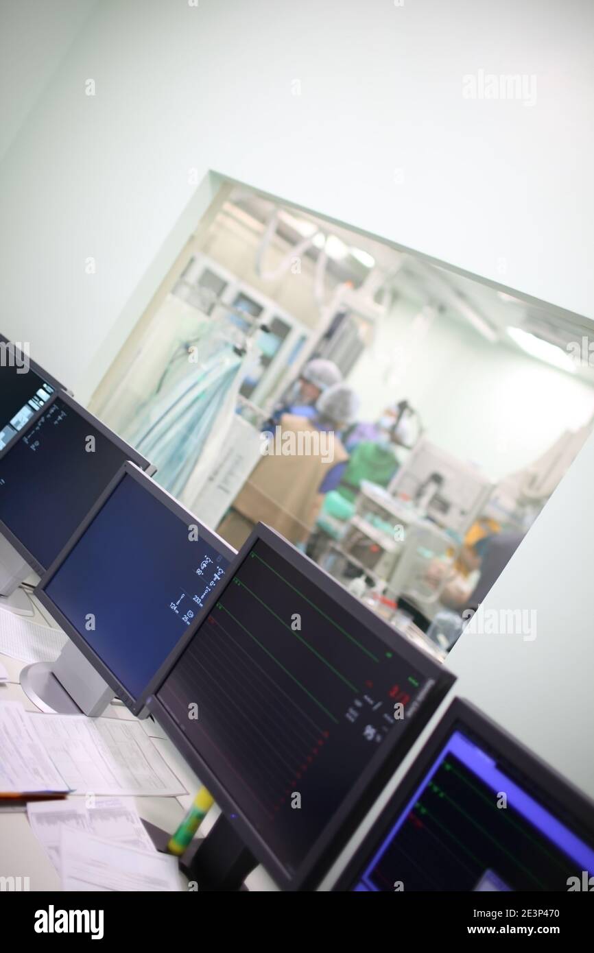 Opération chirurgicale sous surveillance vidéo et contrôle des rayons X. Banque D'Images