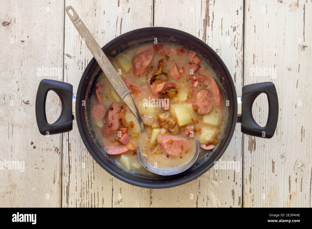 Soupe aigre traditionnelle polisseuse appelée żurek dans une casserole Banque D'Images