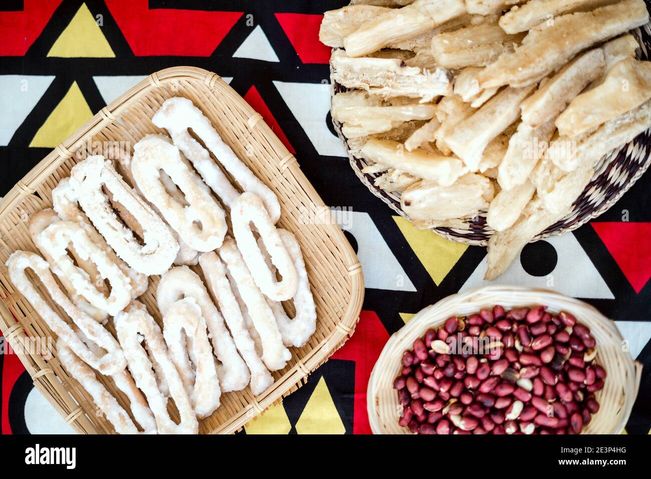 Variété de délicieux desserts de l'Angola sur une table couverte Avec du tissu africain Banque D'Images