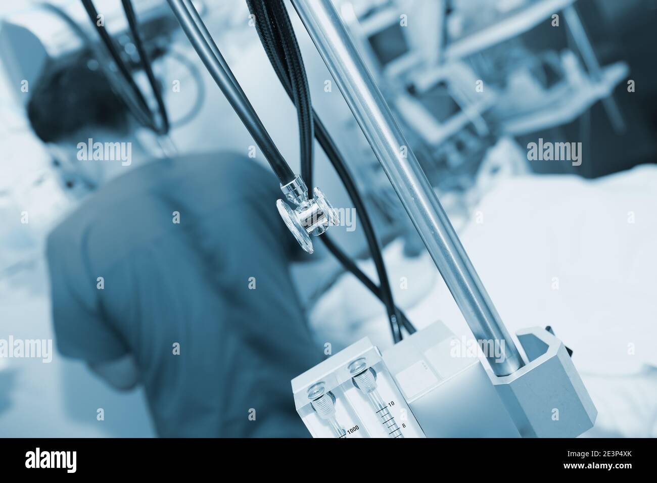 Le professionnel de la santé travaille avec le patient sur la ventilation artificielle du poumon. Banque D'Images