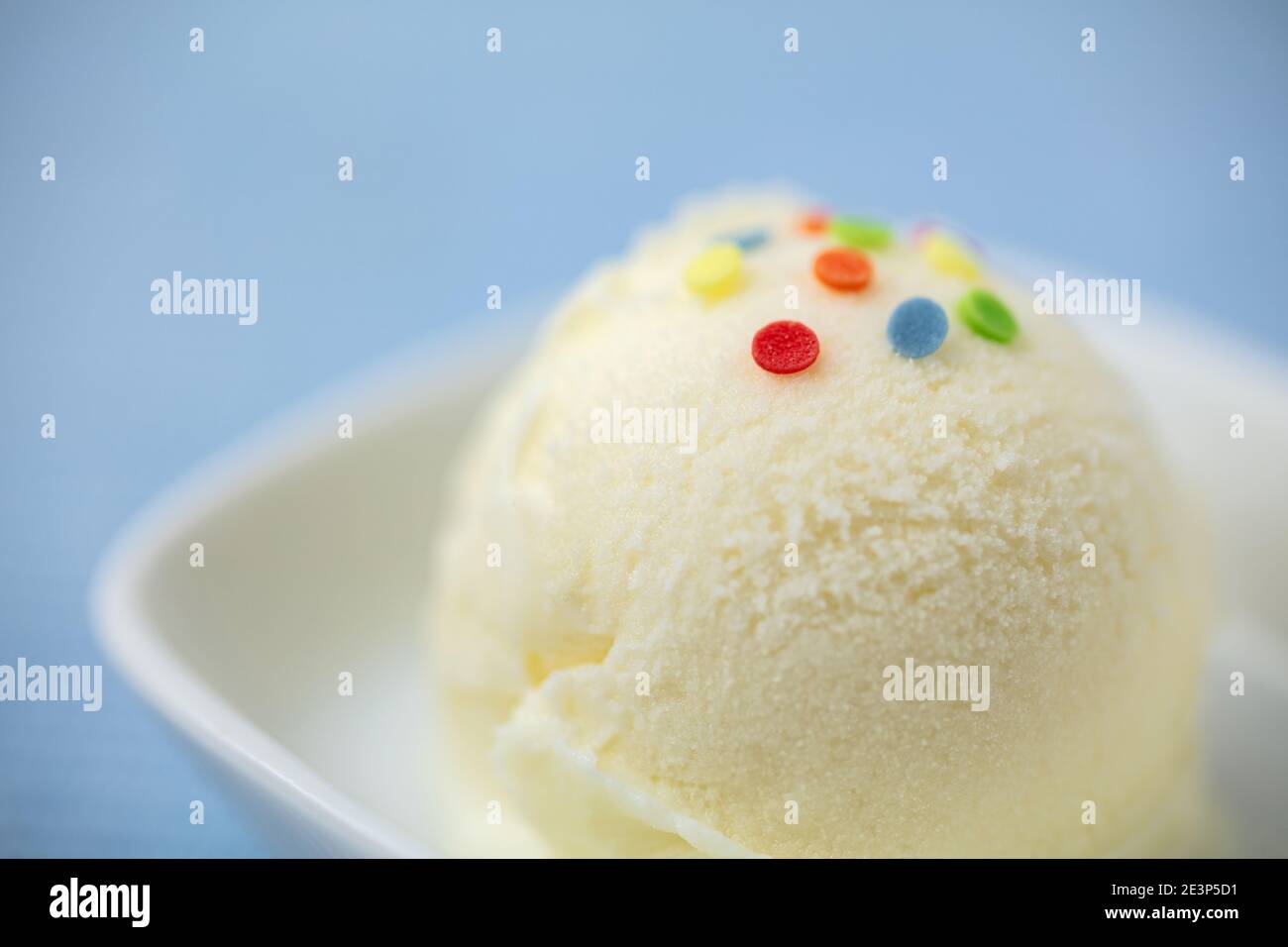 Simple cuillère maison de glace à la vanille avec des saupoudres colorées Banque D'Images