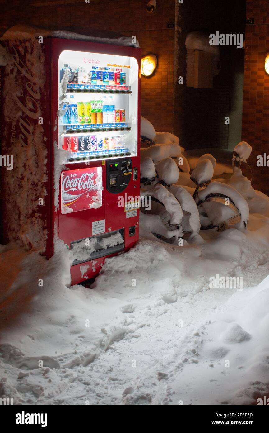 Distributeur automatique Coca Cola couvert de neige. Banque D'Images