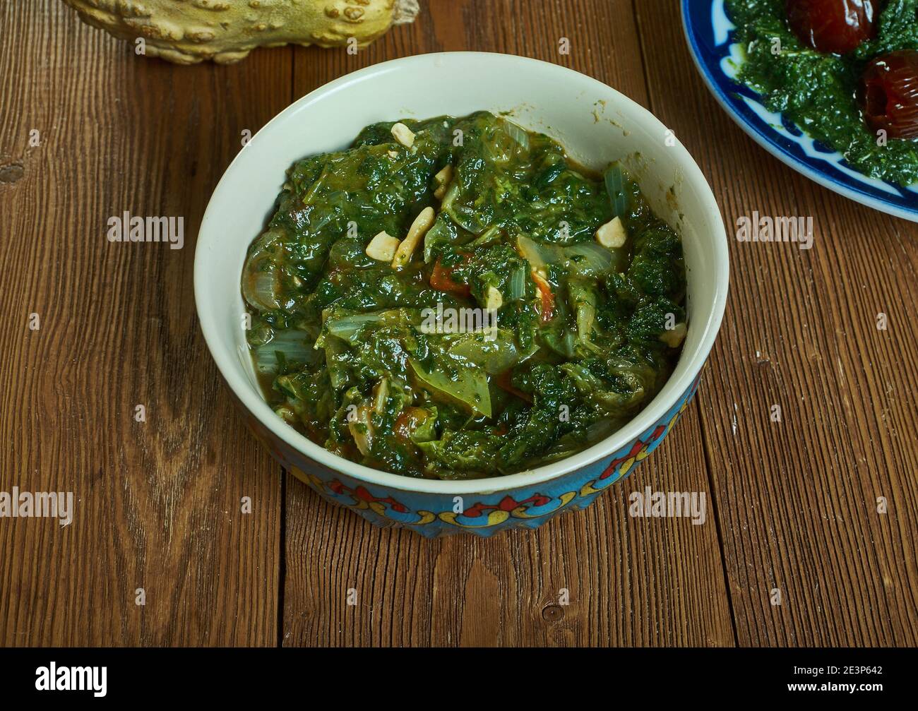 Le Kpwem est un plat végétarien du Cameroun, composé de feuilles de manioc jeunes et tendres. Banque D'Images