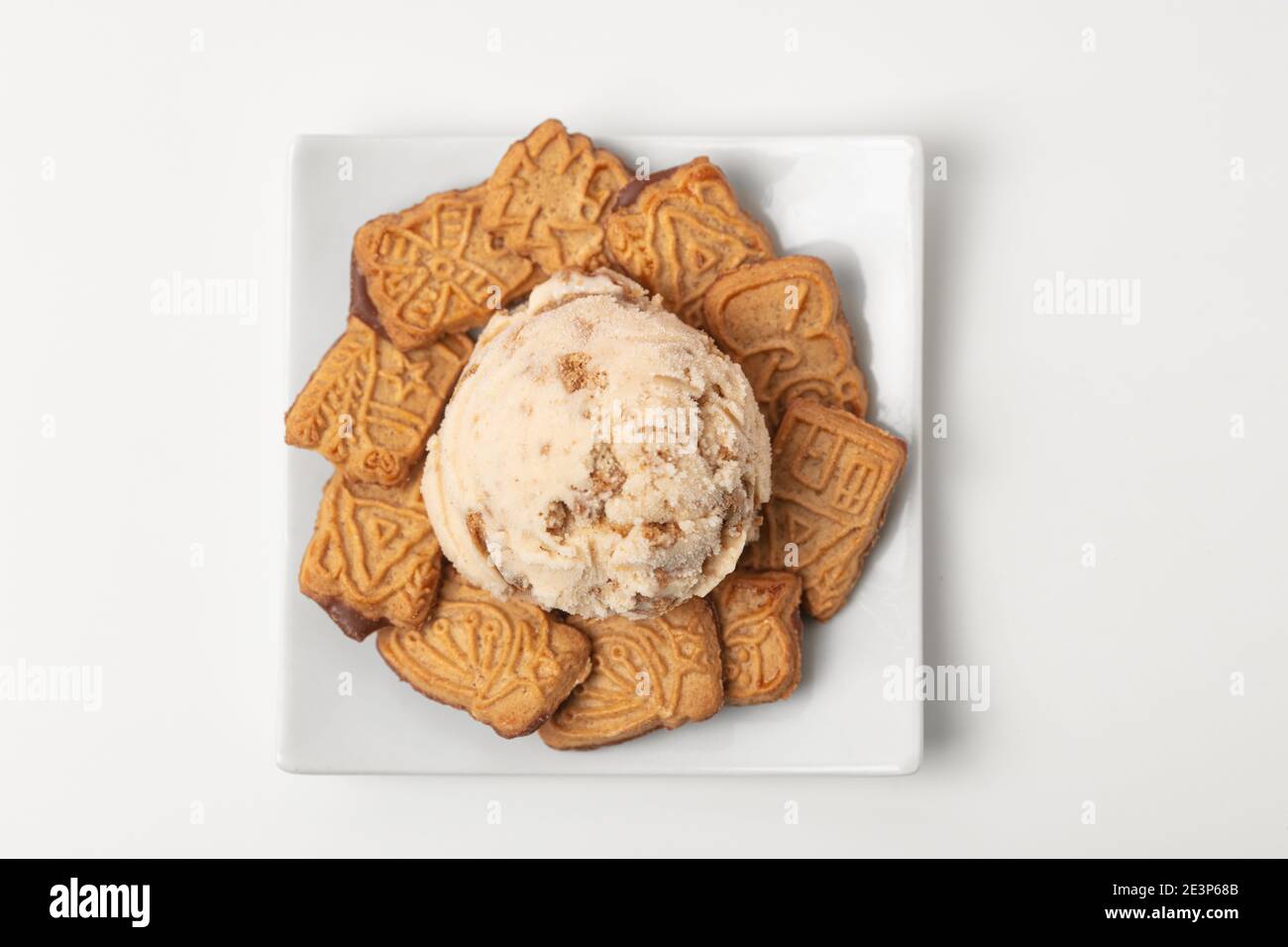 Glace de speculoos d'en haut avec beaucoup de petits speculoos Sur une assiette blanche comme dessert pour Noël Banque D'Images