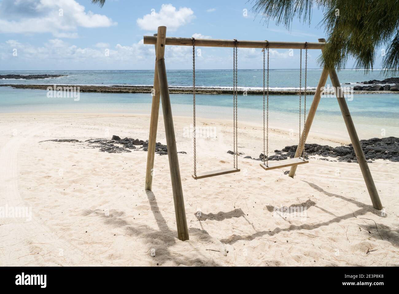 Balançoires sur une plage de sable blanc sur l'île tropicale de Maurice concept été amusement et soleil, mer, sable Banque D'Images