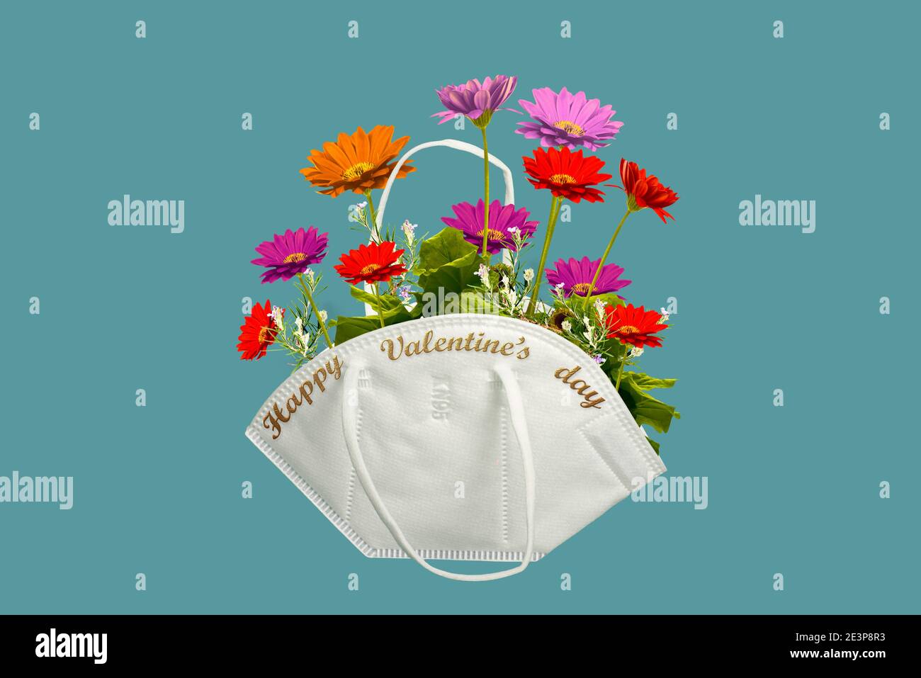Carte de vœux de la Saint Valentin 2021. Joli bouquet de pâquerettes colorées à l'intérieur d'un masque de visage de coronavirus comme un panier Banque D'Images