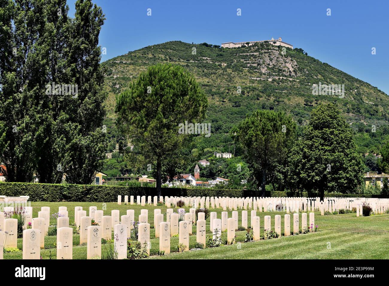 Les tombes de guerre de Cassino avec le monastère de Monte Cassino sur la colline derrière Banque D'Images