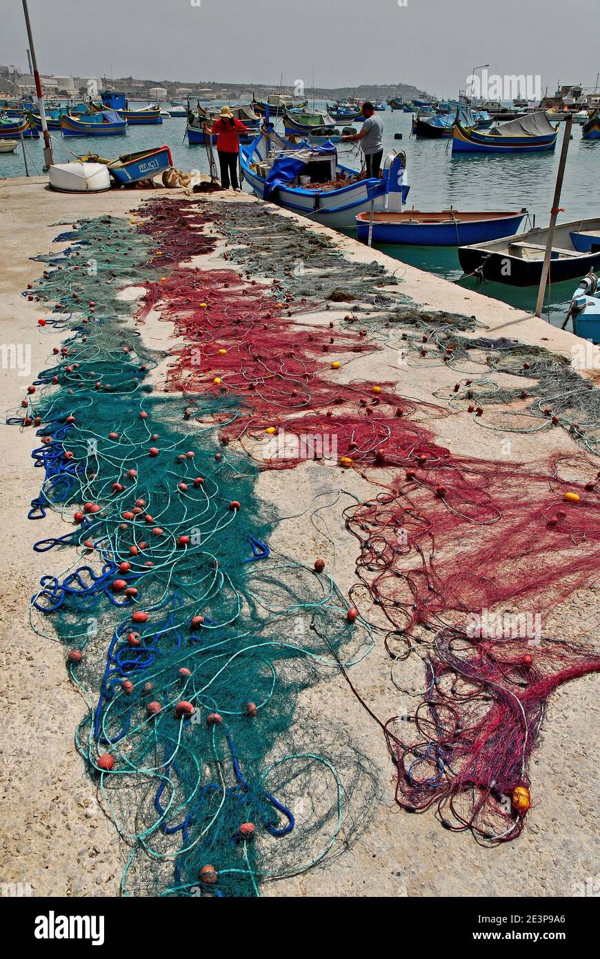 Filets colorés séchage à Malte Banque D'Images