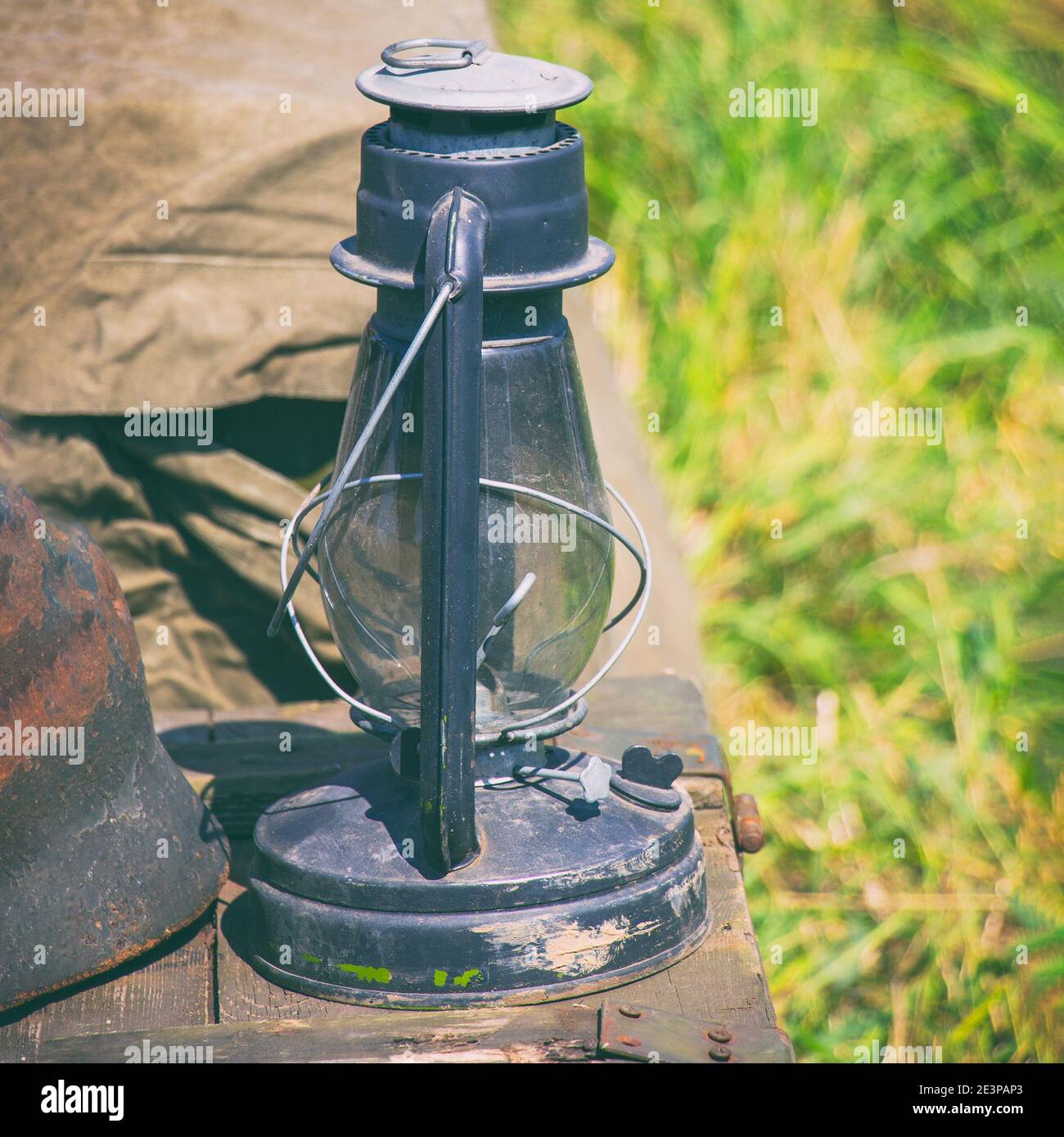 Ancienne lampe au kérosène sur fond naturel. Mise au point sélective Banque D'Images