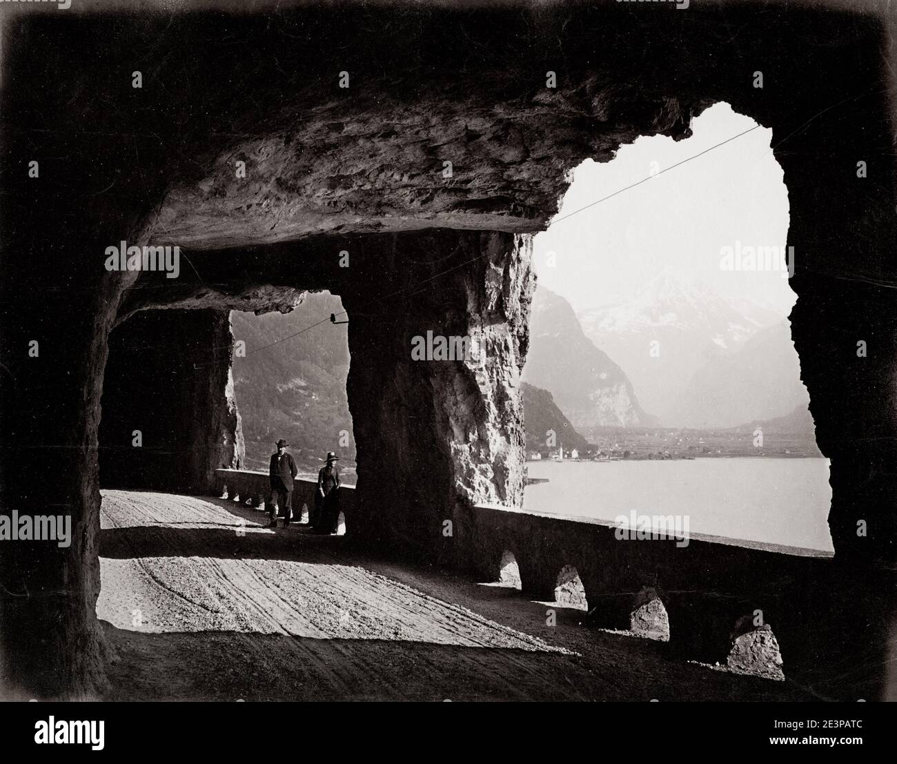 Photographie ancienne du XIXe siècle : lac de Lucerne. La vieille Axnstrasse est le nom de la montée abrupte et précipitée dans une route en zigzag raide et étroite en Suisse centrale. Banque D'Images