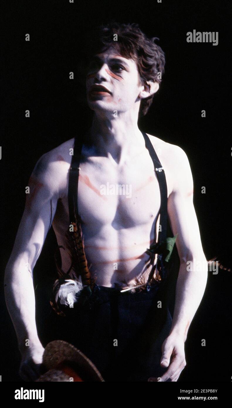 Dexter Fletcher (Puck) dans LE RÊVE d'UNE NUIT DE MI-ÉTÉ par Benjamin Britten à Sadler's Wells, Londres EC1 24/10/1990 un Opera London production musicale: Benjamin Britten libretto: Benjamin Britten & Peter Pears après le chef d'orchestre de Shakespeare: Richard Hickox design: Anabel Temple Lighting: Rick Fisher réalisateur: David Meyer Banque D'Images