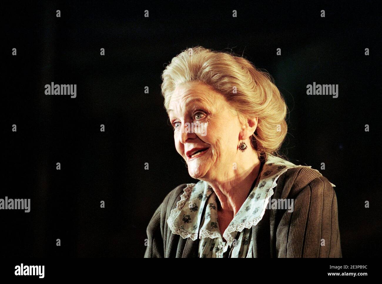 Sheila Hancock (Vassa) à VASSA par Maxim Gorky au théâtre Albery, Londres WC2 20/01/1999 une production Almeida Theatre Company adaptée et réalisée par Howard Davies design: Robert Howell éclairage: Mark Henderson Banque D'Images