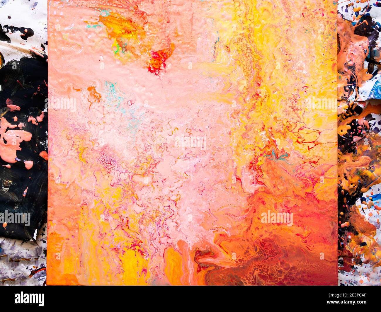 Magnifique arrière-plan abstrait. Verser la peinture acrylique sur la toile qui est secondaire avec une vieille toile d'éruption pleine de gouttelettes de couleur,.Art contemporain Banque D'Images