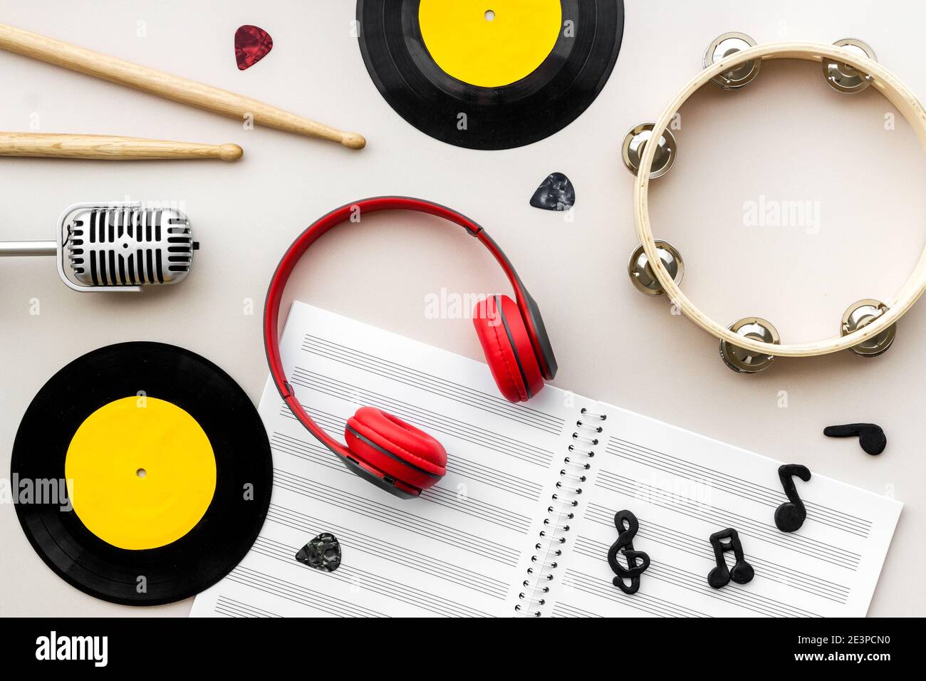 Lit de musique - instruments avec disques en vinyle, vue de dessus Photo  Stock - Alamy