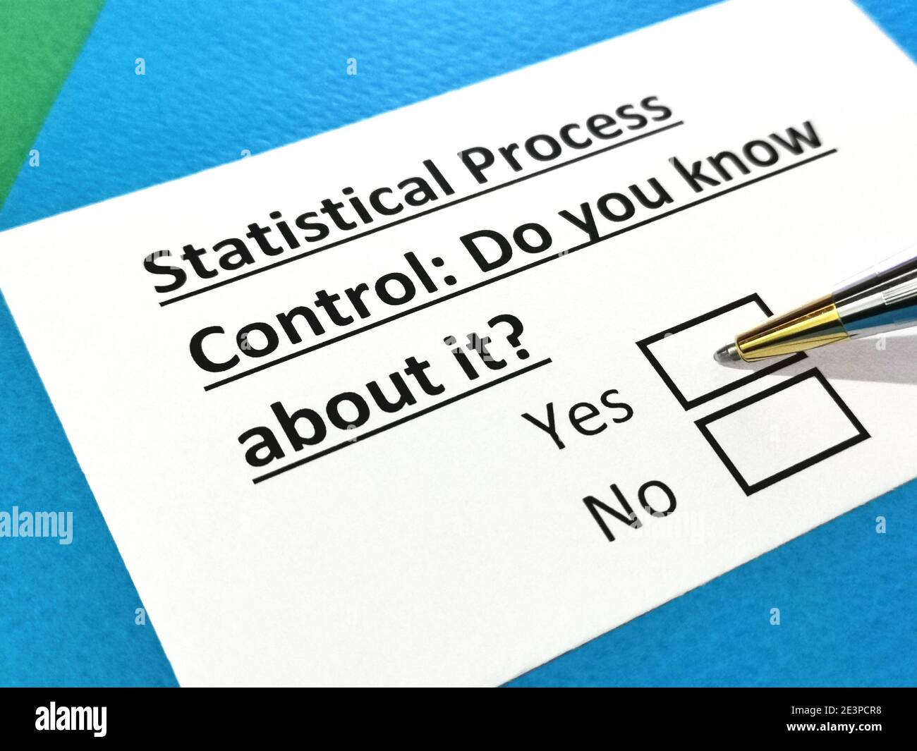 Une personne répond à une question sur le contrôle statistique du processus. Banque D'Images