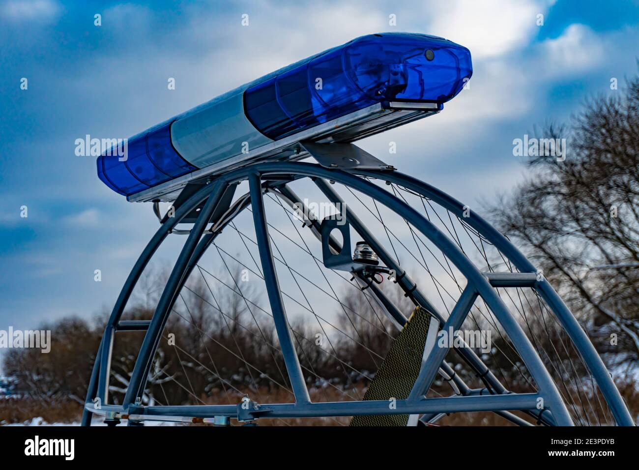 La police fait des feux de détresse sur une motoneige de près, véhicule tout-terrain de police en hiver, bateau à coussin d'air Banque D'Images