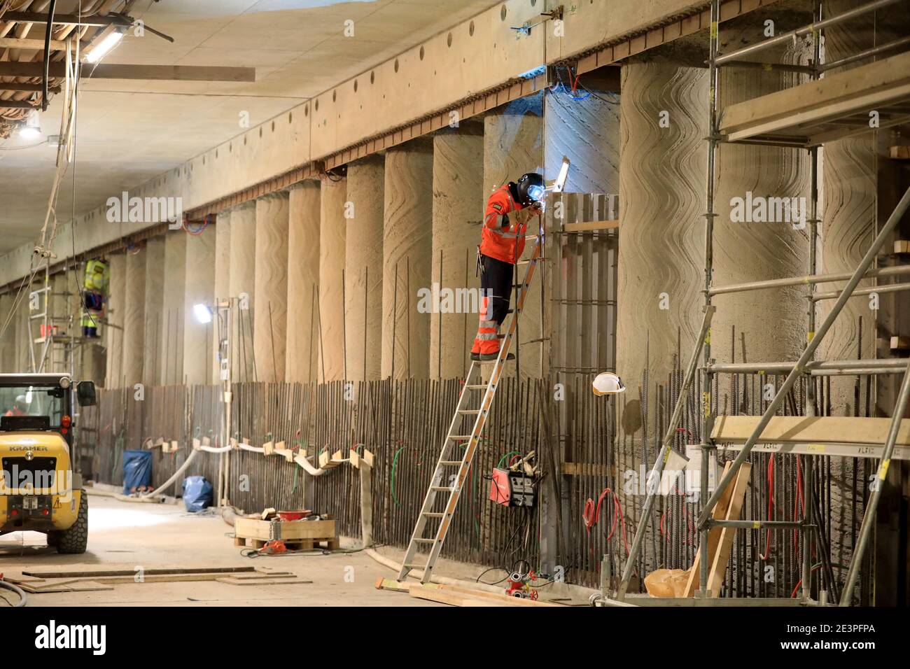 16 novembre 2020, Saxe-Anhalt, Magdebourg : travaux de construction sur le principal chantier de construction du tunnel de la ville dans la capitale de l'État . Dans le cadre de l'expansion de la jonction ferroviaire de Magdeburg, les trains à pont en ruine ont également été remplacés par un tunnel. Le projet du grand tunnel de la ville devrait être achevé d'ici 2020. Photo: Peter Gercke/dpa-Zentralbild/ZB Banque D'Images