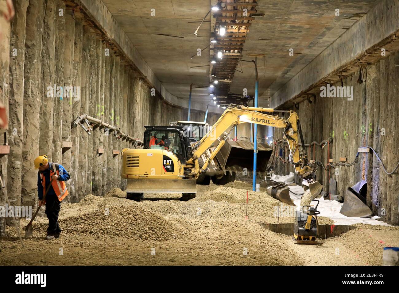 16 novembre 2020, Saxe-Anhalt, Magdebourg : travaux de construction sur le principal chantier de construction du tunnel de la ville dans la capitale de l'État . Dans le cadre de l'expansion de la jonction ferroviaire de Magdeburg, les trains à pont en ruine ont également été remplacés par un tunnel. Le projet du grand tunnel de la ville devrait être achevé d'ici 2020. Photo: Peter Gercke/dpa-Zentralbild/ZB Banque D'Images