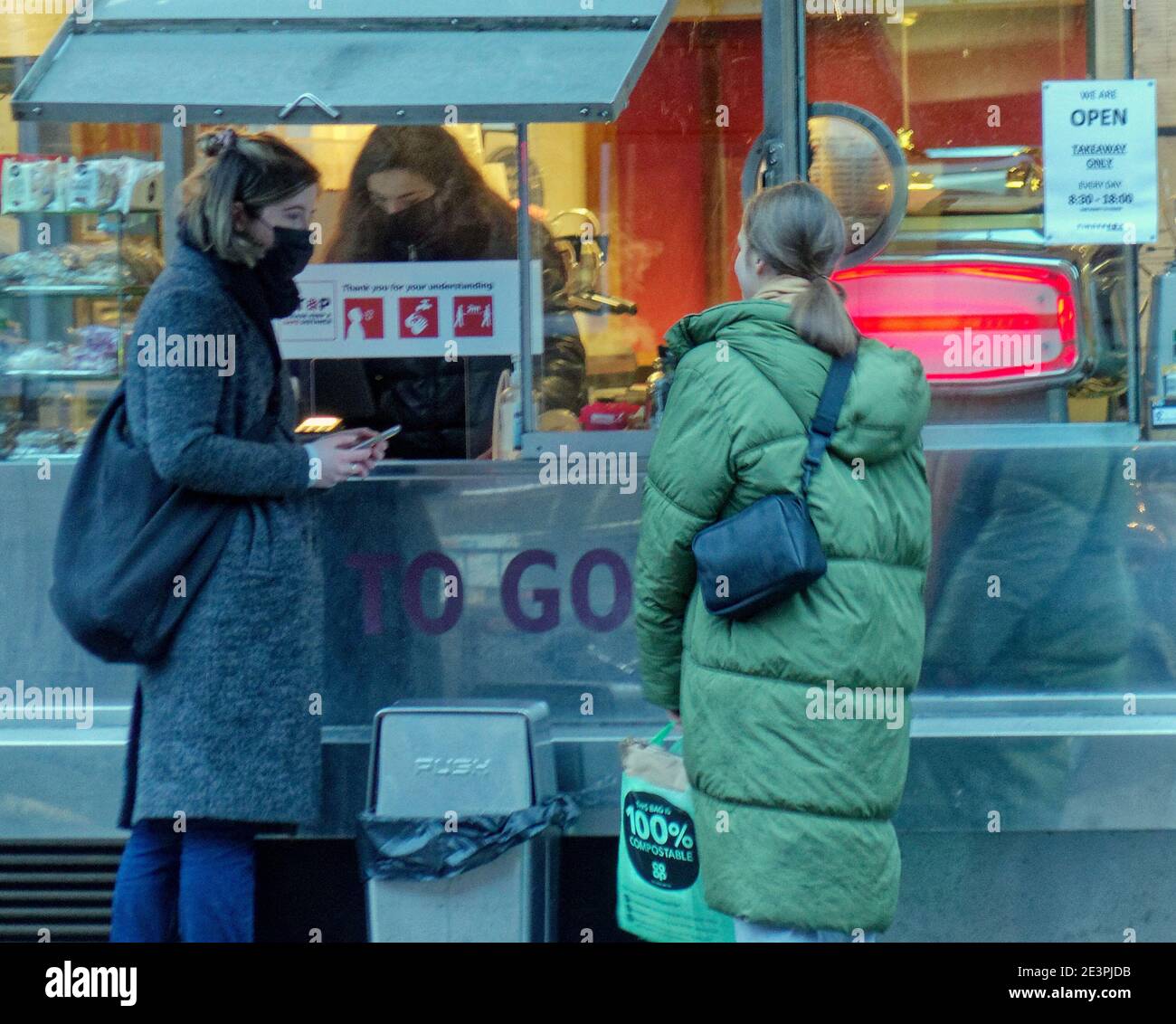 Glasgow, Écosse, Royaume-Uni. 20 janvier, 2021.Lockdown mercredi a été humide et a vu le café acheté par APP avec des gens marchant autour perdu avec les nouvelles règles à emporter rien à faire. Crédit Gerard Ferry/Alay Live News Banque D'Images