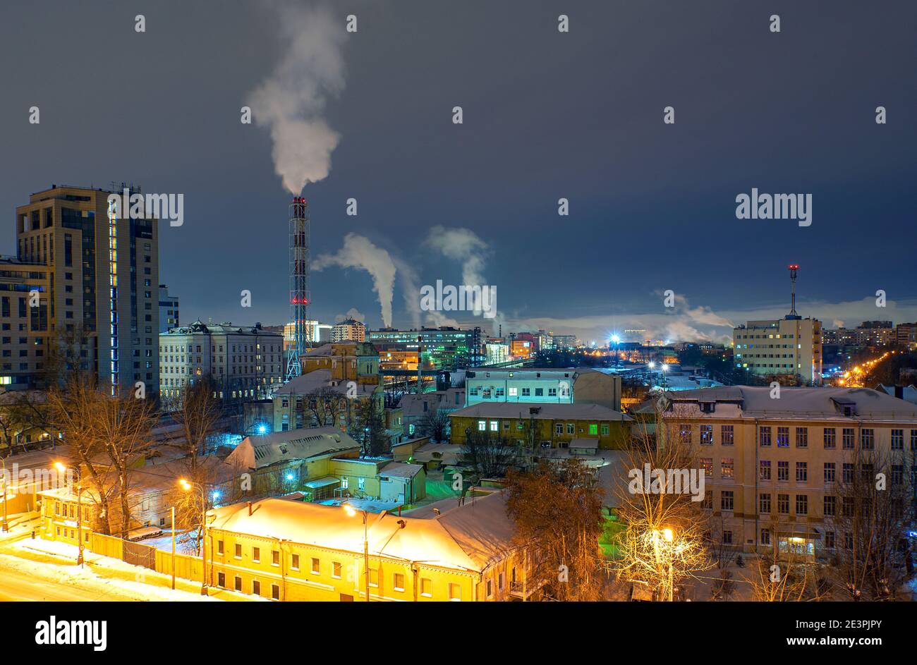 Paysage urbain de quartier à Moscou avec architecture moderne traditionnelle pendant la nuit d'hiver. Tuyaux de chaufferie avec pollution de l'air Banque D'Images